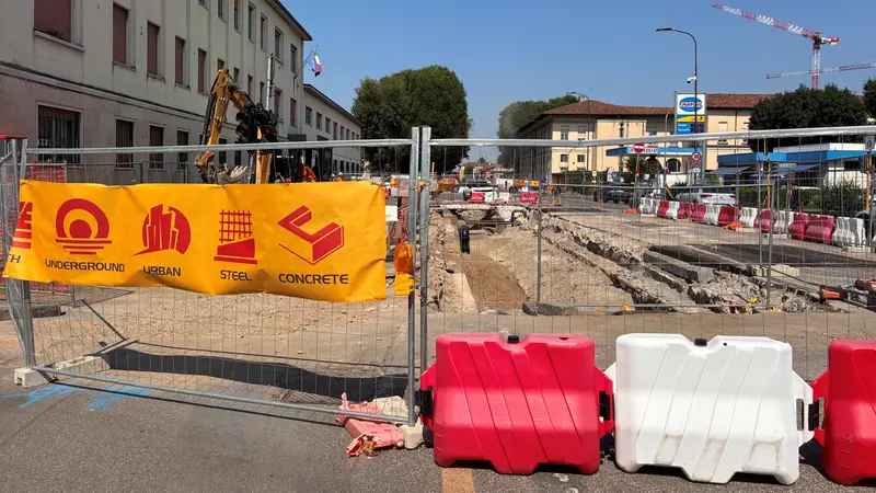 I cantieri su via Milano sono attivi da oltre un anno © www.giornaledibrescia.it