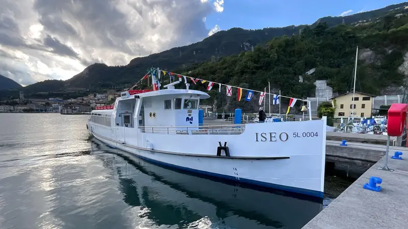 Un battello attraccato sul lago d'Iseo - © www.giornaledibrescia.it