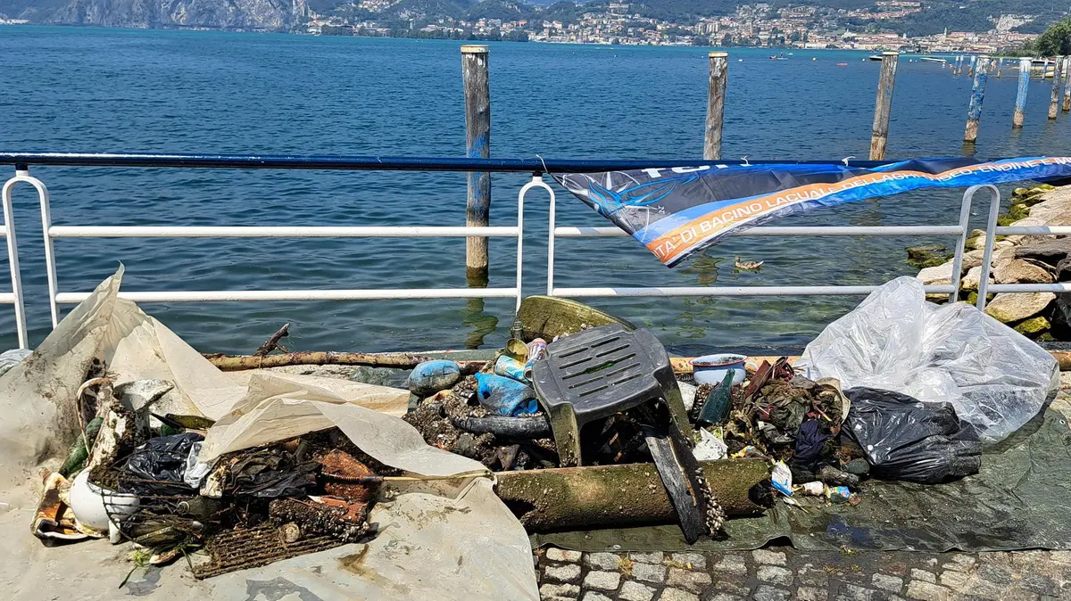 Parte dei rifiuti recuperati dal fondale del lago - © www.giornaledibrescia.it