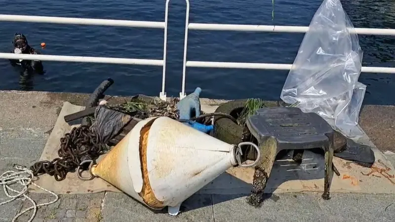 Dal lago sono stati recuperati diversi oggetti di plastica - © www.giornaledibrescia.it