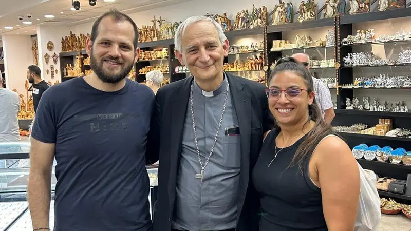 Il cardinale Zuppi con Iskandar e la moglie - © www.giornaledibrescia.it