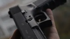 Una pistola automatica in una foto d'archivio