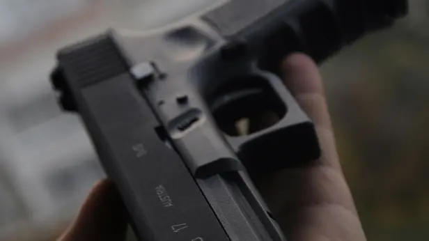 Una pistola automatica in una foto d'archivio