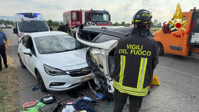 Due dei veicoli coinvolti nello scontro - Vigili del fuoco Brescia