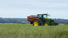 Un mezzo agricolo in un campo