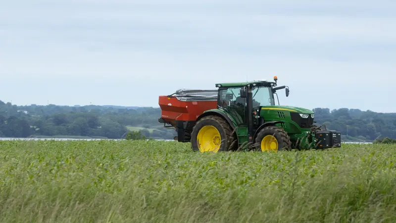 Un mezzo agricolo in un campo