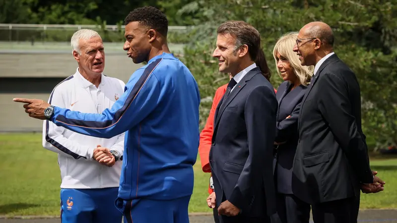 Mbappé con il presidente francese Emmanuel Macron - Foto Epa/Thomas Padilla © www.giornaledibrescia.it