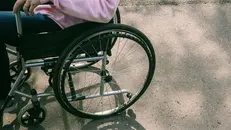 Una persona in sedia a rotelle