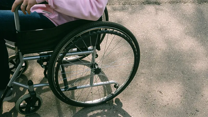 Una persona in sedia a rotelle