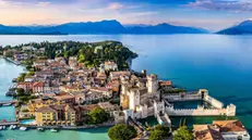 Una veduta dall'alto di Sirmione -  © www.giornaledibrescia.it