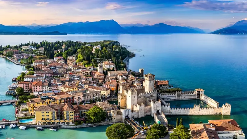 Una veduta dall'alto di Sirmione - © www.giornaledibrescia.it