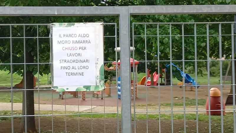 Il cartello che da fine aprile proibiva l’accesso al parco - © www.giornaledibrescia.it