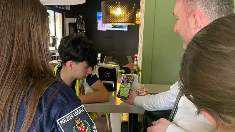Ragazzi impegnati nei controlli al fianco dei professionisti