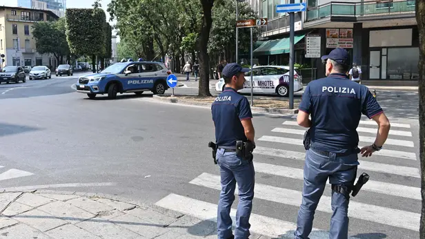 Agenti di polizia in stazione a Brescia