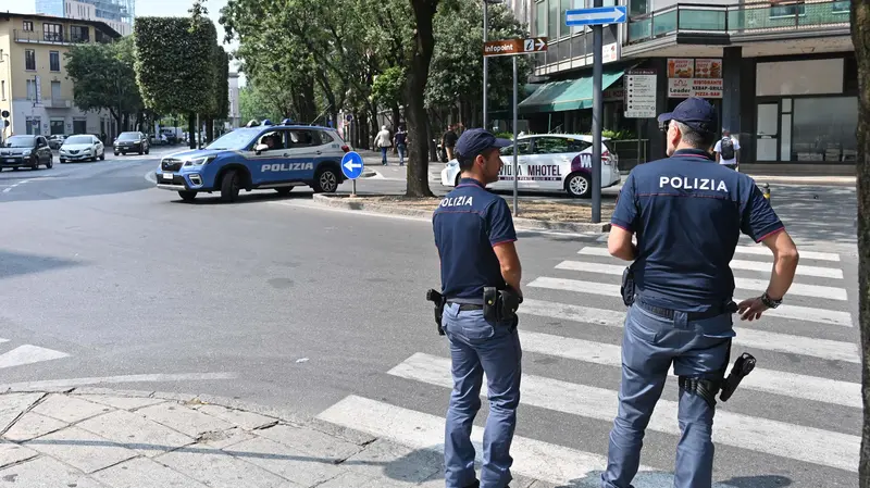 Agenti di polizia in stazione a Brescia