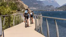 Ciclisti sulla ciclopedonale del Garda
