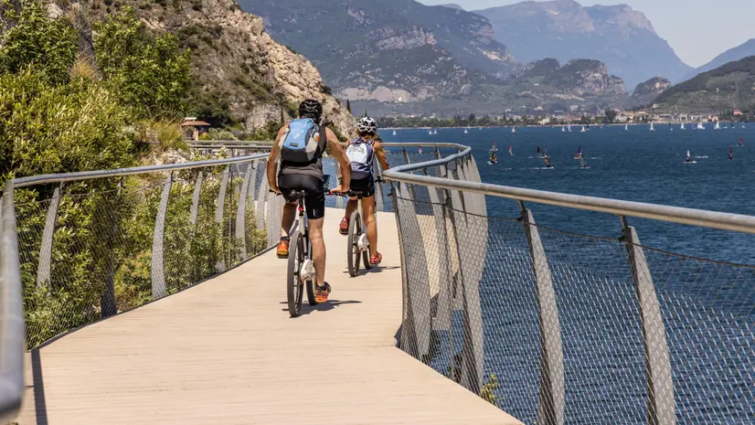 Ciclisti sulla ciclopedonale del Garda