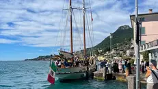 Le imbarcazioni con la banda e i figuranti in costumi d’epoca per far rivivere la tradizione