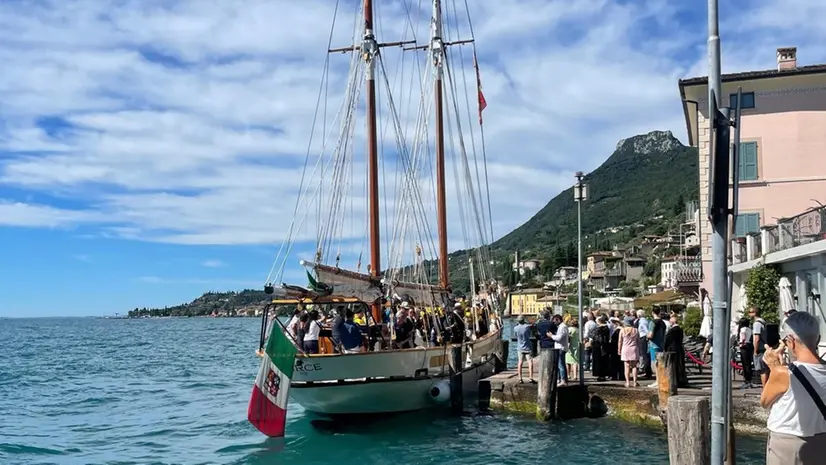 Le imbarcazioni con la banda e i figuranti in costumi d’epoca per far rivivere la tradizione