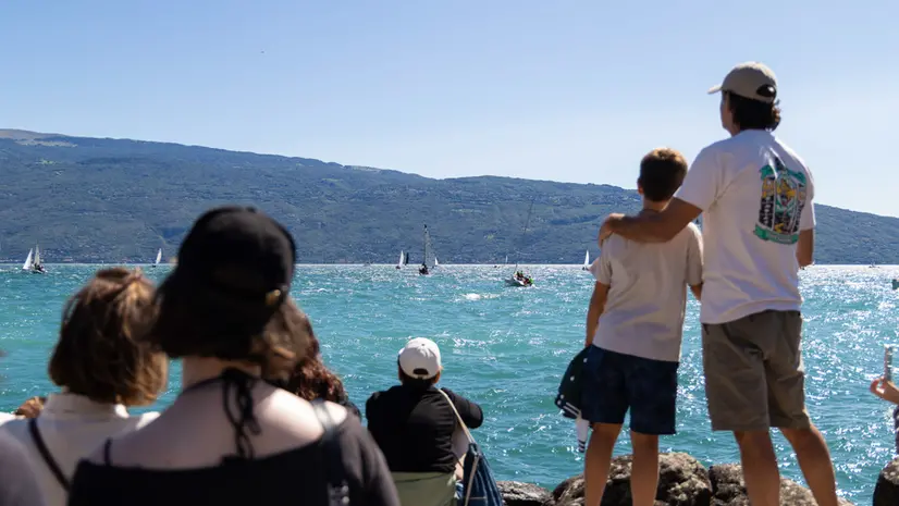 Le regate richiamano centinaia di persone sulla costa
