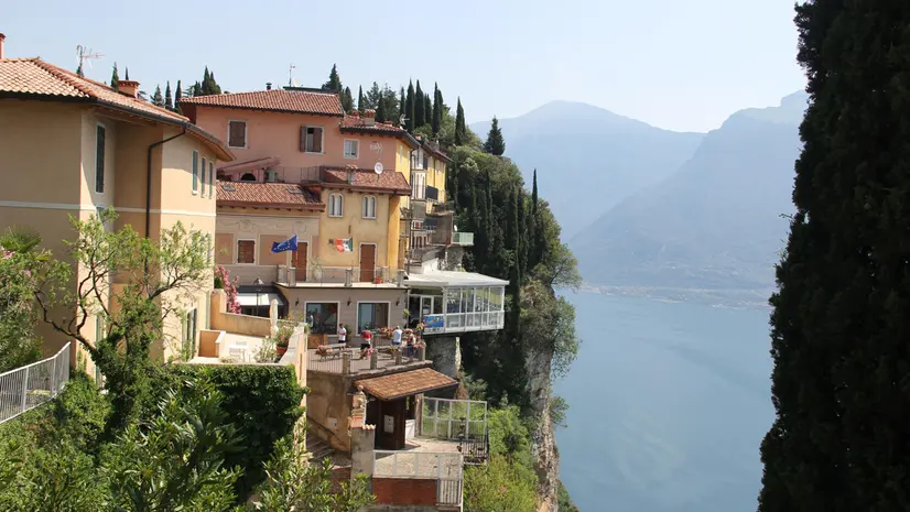 Il capoluogo di Tremosine è un gioiello che fa parte dei borghi più belli d’Italia