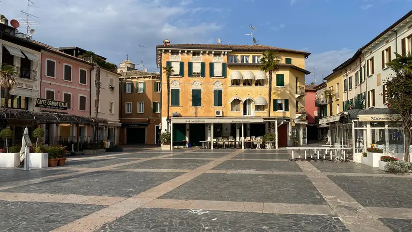 Una delle tante piazze che si affacciano sul Garda