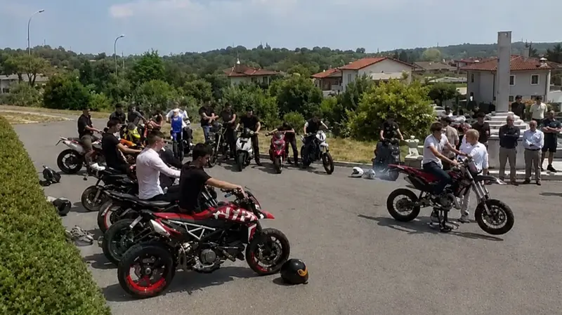 Gli amici con cui condivideva la passione per le moto © www.giornaledibrescia.it