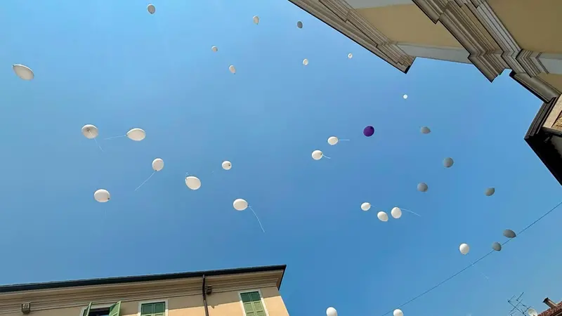 Palloncini bianchi in memoria di Dario © www.giornaledibrescia.it