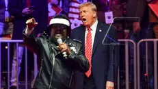 Victor Willis sul palco insieme a Donald Trump - Foto Epa/Will Oliver © www.giornaledibrescia.it