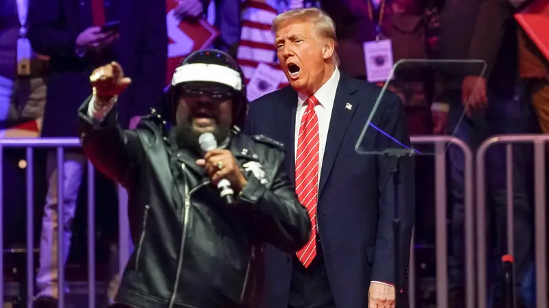 Victor Willis sul palco insieme a Donald Trump - Foto Epa/Will Oliver © www.giornaledibrescia.it