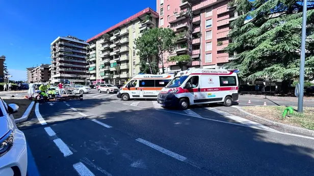 L'incidente tra un'auto e una moto in via Cipro a Brescia