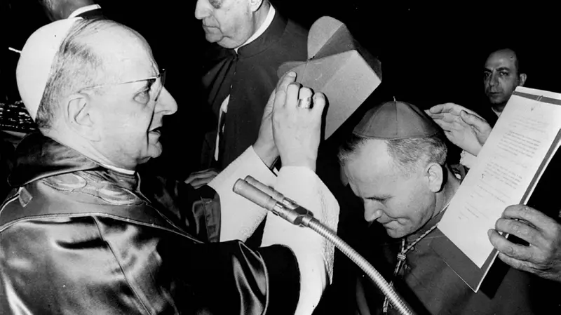 San Paolo VI mentre ordina cardinale Wojtyla - Foto Ansa © www.giornaledibrescia.it