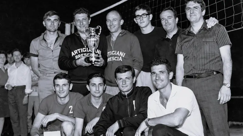 La Artigiani promossa in Terza serie nel 1966, capitano Tullio Cremonesi con il trofeo in mano. Il secondo da sinistra è Beppe Nava -  © www.giornaledibrescia.it