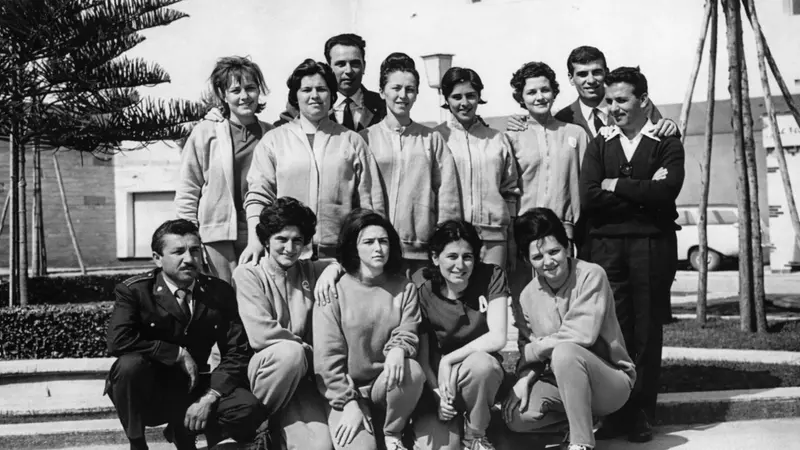 La trasferta a Cagliari con la Fari: il terzo in piedi da sinistra è Beppe Nava - © www.giornaledibrescia.it