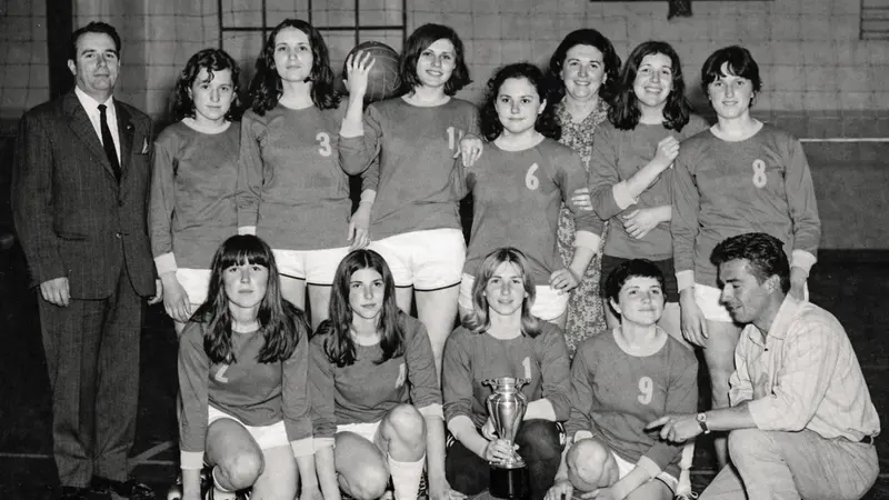 Il Gottolengo anno 1969. In piedi da sinistra: Nava, Rosa, Arrigoni, Tedeschi, Daniela Percivalli, Facchi (presidentessa), Apollonio, Riviera. Accosciate da sinistra: Ferrari, Rosa Percivalli, Piccinini, Gorini, Milzani (diregente) - © www.giornaledibrescia.it
