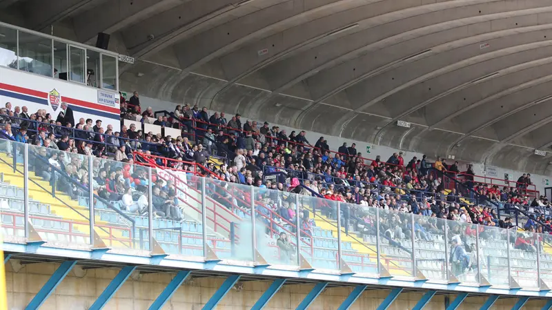 La tribuna dello stadio Saleri di Lumezzane qualche anno fa - Foto New Reporter © www.giornaledibrescia.it