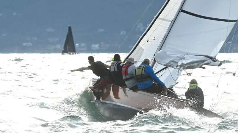 Uno spettacolare passaggio durante il Trofeo Gorla con il lago increspato - Foto Newreporter Favretto © www.giornaledibrescia.it
