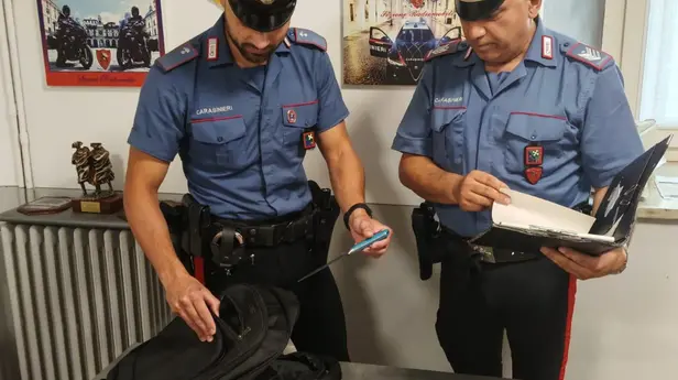 I carabinieri con lo zaino sequestrato
