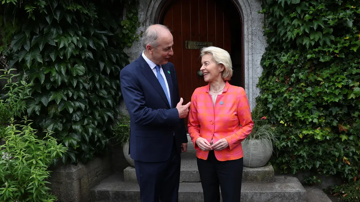 Il primo ministro irlandese Micheàl Martin e la presidente della Commissione europea Ursula von der Leyen - Foto Ansa © www.giornaledibrescia.it