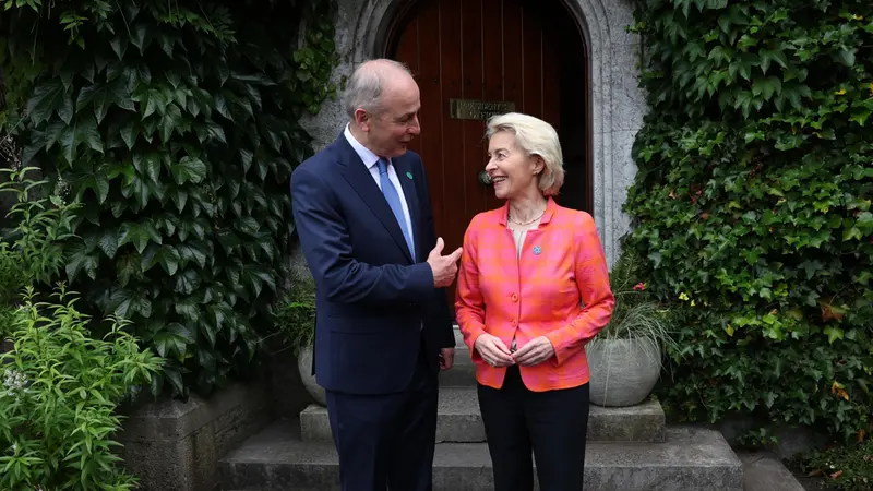 Il primo ministro irlandese Micheàl Martin e la presidente della Commissione europea Ursula von der Leyen - Foto Ansa © www.giornaledibrescia.it