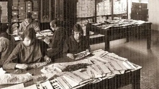Una foto d'archivio: le prime lavorazioni delle cerniere Lanfranchi