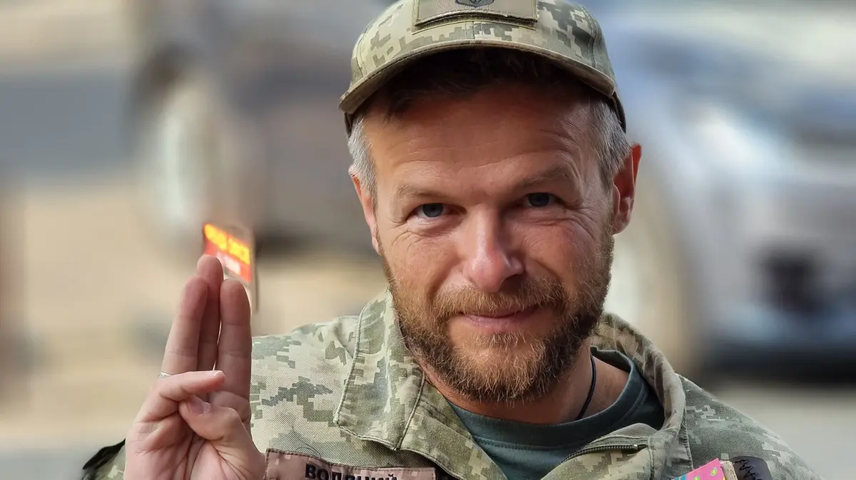 Artem Chapeye in divisa: il saluto scout è anche simbolo del Tridente ucraino - Foto Mykola Hrushetsky