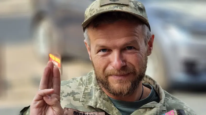 Artem Chapeye in divisa: il saluto scout è anche simbolo del Tridente ucraino  - Foto Mykola Hrushetsky