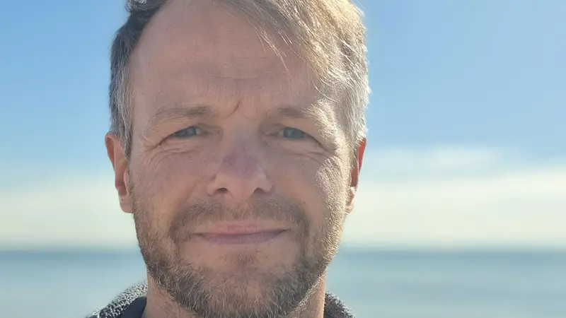 Un selfie di Artem Chapeye con vista sull'oceano