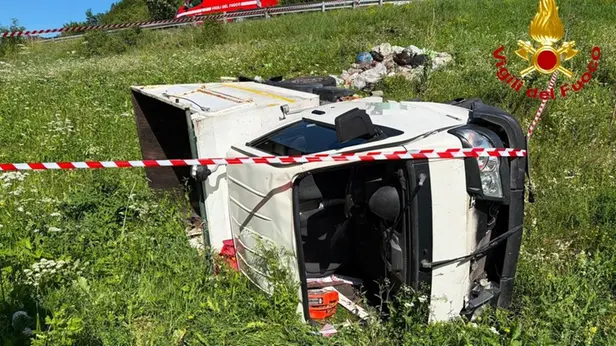 Il mezzo della raccolta rifiuti fuori strada
