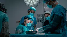 Un intervento in sala operatoria