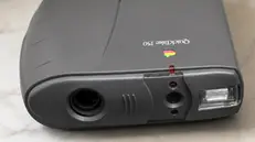 La QuickTake 150, una delle prime fotocamere digitali commercializzate da Apple