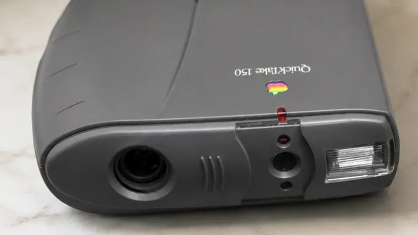 La QuickTake 150, una delle prime fotocamere digitali commercializzate da Apple