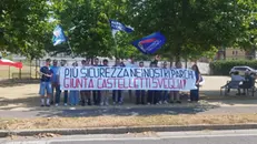 Lo striscione di Fratelli d'Italia fuori dal parco Alberini - © www.giornaledibrescia.it