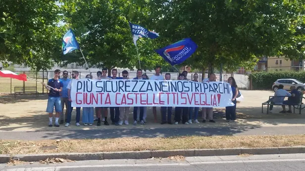 Lo striscione di Fratelli d'Italia fuori dal parco Alberini - © www.giornaledibrescia.it